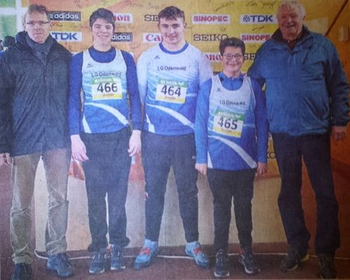 Freude über gute Ergebnisse für die LG Odenwald im Hammerwurf (von links): Sportwart Jochen Lorenz, Marlon Krämer, Marvin Baumann, Tom Baumann und Trainer Peter Falter (Foto: Cobau)