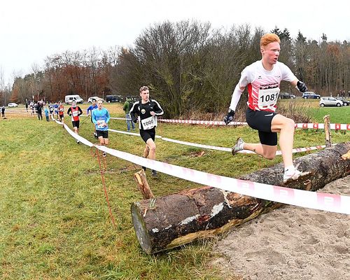 Bastian Mrochen glänzt mit Tagessieg beim Sparkassen-Cross in Pforzheim - starke Platzierungen in der "Goldstadt" für hessische Querfeldein-Spezialisten