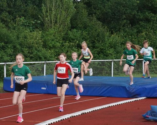 3. Sparkassen-Grand-Prix 2025 inklusive KiLa-Kreismeisterschaften in Hünfeld – Die Teilnehmerzahlen mit rd. 500 Athleten weiter auf sehr hohem Niveau! U18-Mädchen-Staffel der StG Hünfeld-Fulda läuft Norm für die Deutschen U18-Meisterschaften!