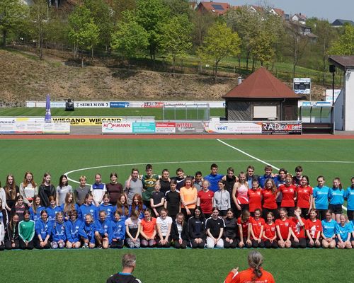 Jugend trainiert für Olympia – Kreisentscheid, Leichtathletik Wettkampfklasse II und III in Hünfeld auf der Rhönkampfbahn – Wigbertschule und Lichtbergschule auf Platz „1“