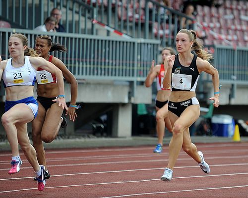 Antonia Dellert auf dem Weg zur U20-WM nach Nairobi - auch Sprint-Kollegin Holly Okuku (U18) richtig schnell unterwegs