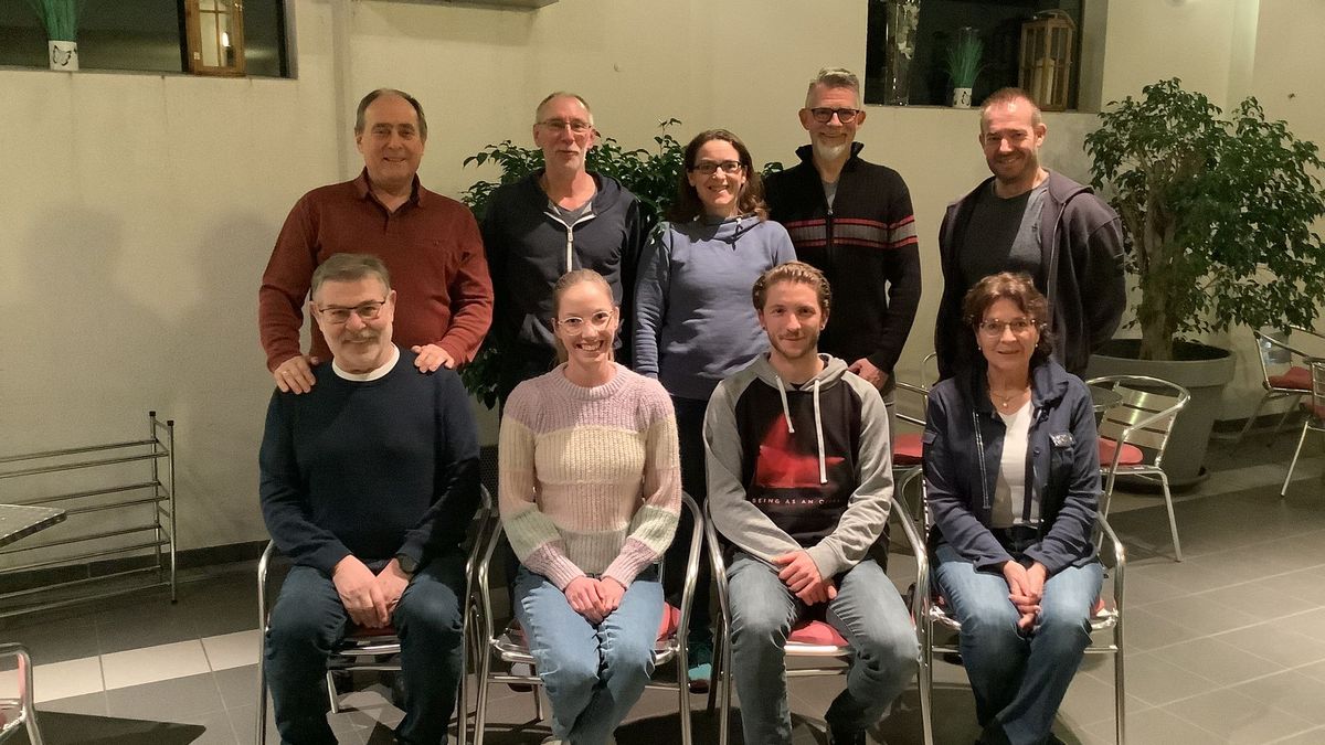Zum Vorstand des Leichtathletik-Kreis Bergstraße gehören: (stehend von links) Peter Purdack, Roland Münchenbach, Kerstin Sonnabend, Frank Köhlert, Tobias Schlögel sowie (sitzend von links) Erhard Schäfer, Caren Münchenbach, Fabian Köhlert und Ulrike Becker.