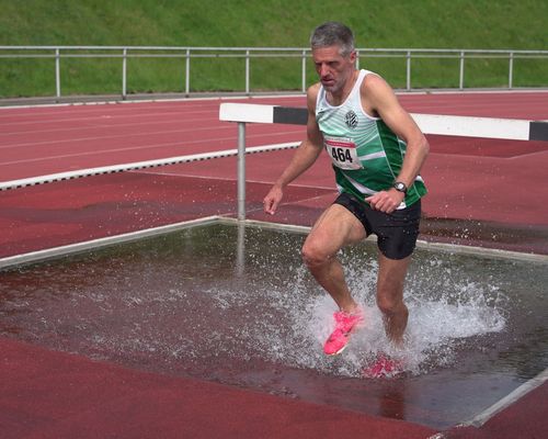 Der für den Hünfelder SV startende Petersberger Nils Milde knackt 31 Jahre alte hessische Bestmarke über 3.000 Meter Hindernis